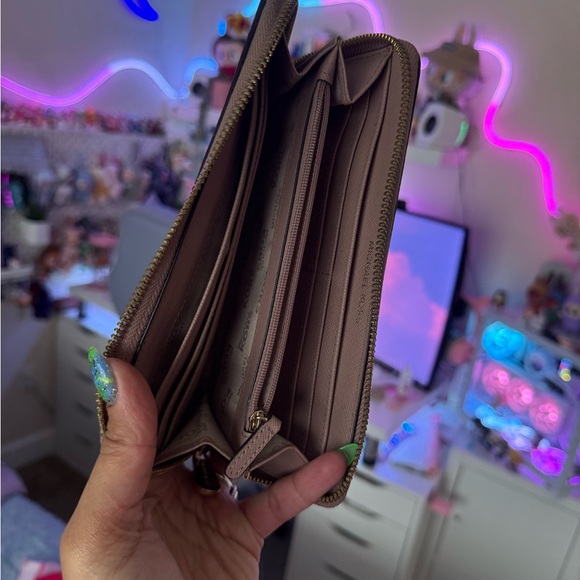 Sold - Picture 3 of 10